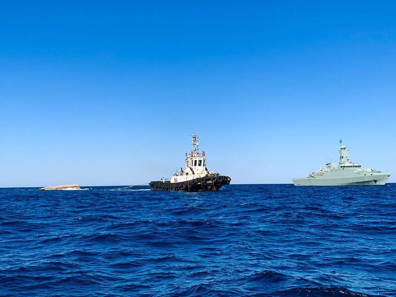 غرق سفينة إيرانية قرابة مضيق هرمز