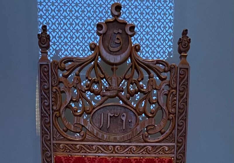 إليك هذه المعلومات عن أول كرسي عرش للسلطان قابوس بن سعيد