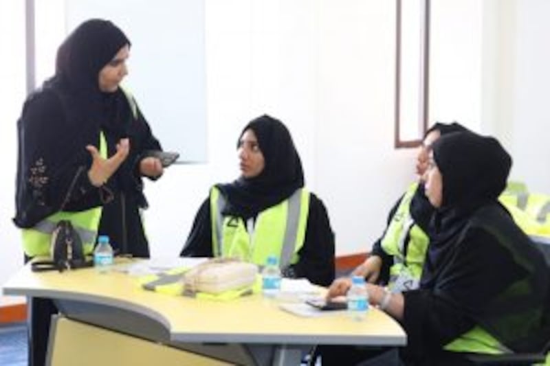 أكدن بأنه الأول من نوعه في السلطنة: ثلاث عمانيات يبتكرن محلولًا للزراعة المائية