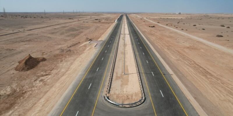 مشروع ازدواجية طريق مطار الدقم إلى رأس مركز يقترب من الانتهاء