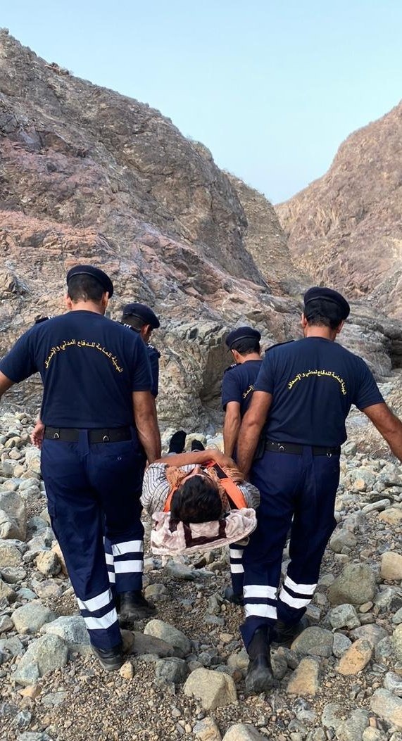 إنقاذ مواطن لدغه ثعبان في جبل