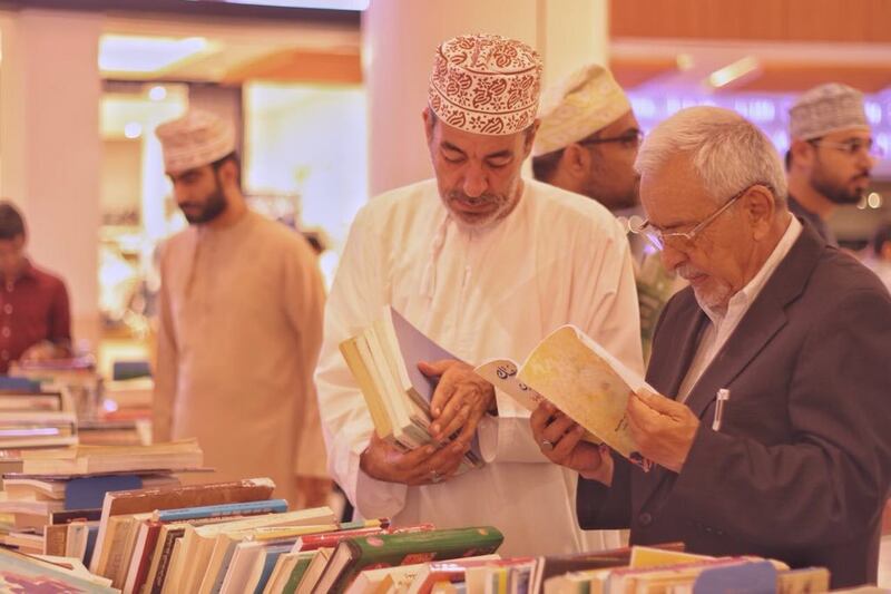 للعطاء وجهٌ آخر: طلابٌ يُنظِّمون معرضًا خيريًا للكتب يذهب ريعُه للمحتاجين