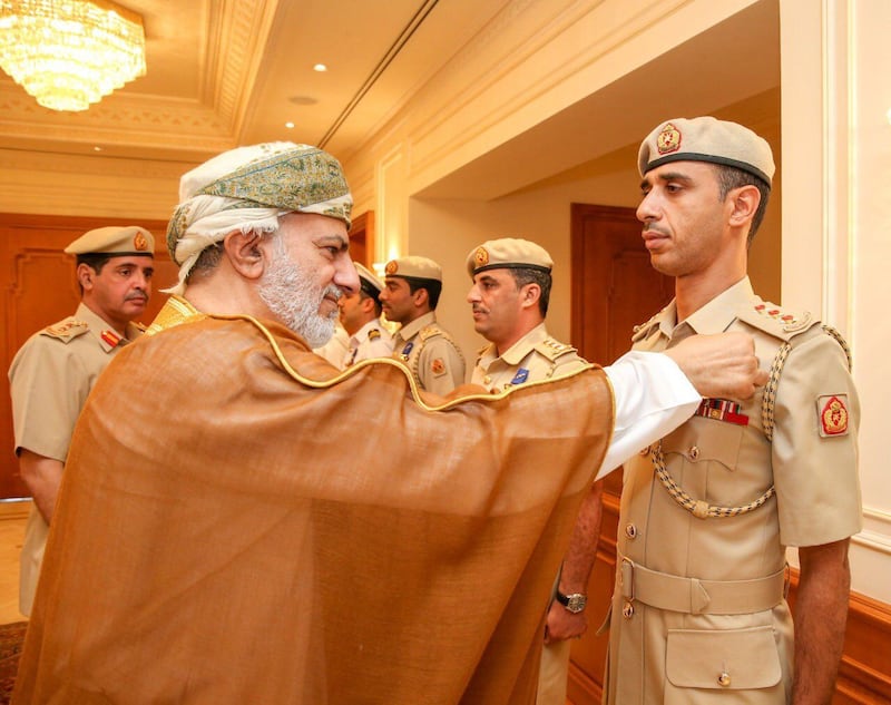 جلالة السلطان ينعم بميداليتي الخدمة الممتازة والثناء السُّلطاني على ضباط