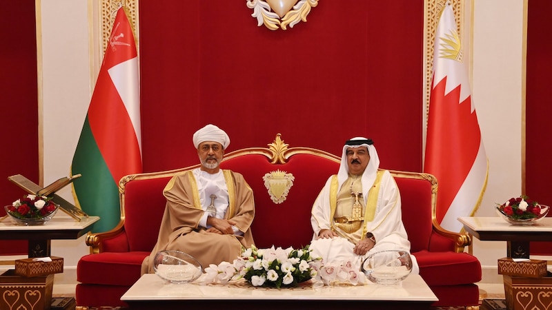 لقاء أخوي بين جلالة السلطان وملك البحرين