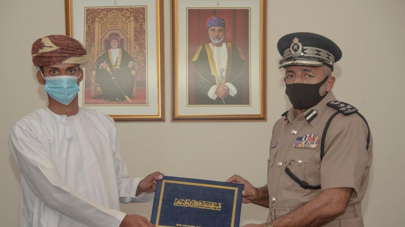 الدفاع المدني تكرم مواطنًا