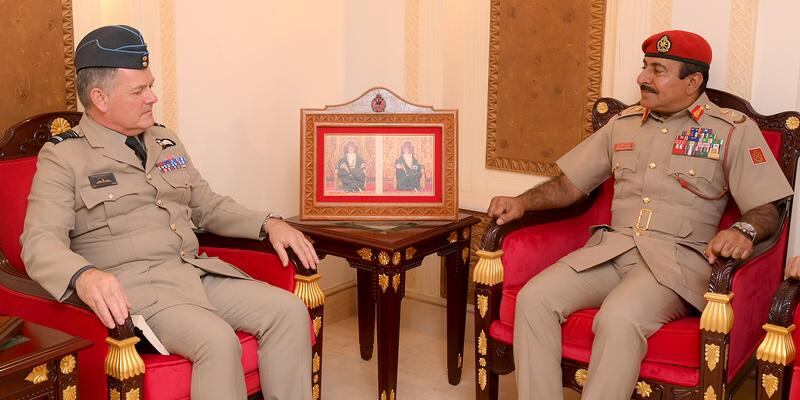 قائد الجيش السلطاني العُماني يستقبل مسؤولا عسكريا بريطانيا
