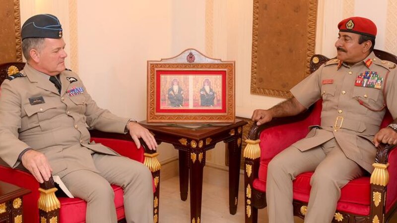 قائد الجيش السلطاني العُماني يستقبل مسؤولا عسكريا بريطانيا