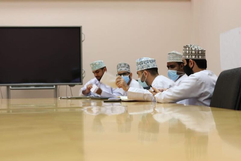 طُلاب يبتكرون “حافظة أدوية” بنظام إلكتروني.. ورئيسهم يوضح مزاياها