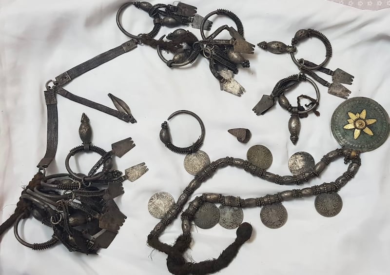 بالصور: مواطنة تعثر على مجموعة من الحليّ القديمة