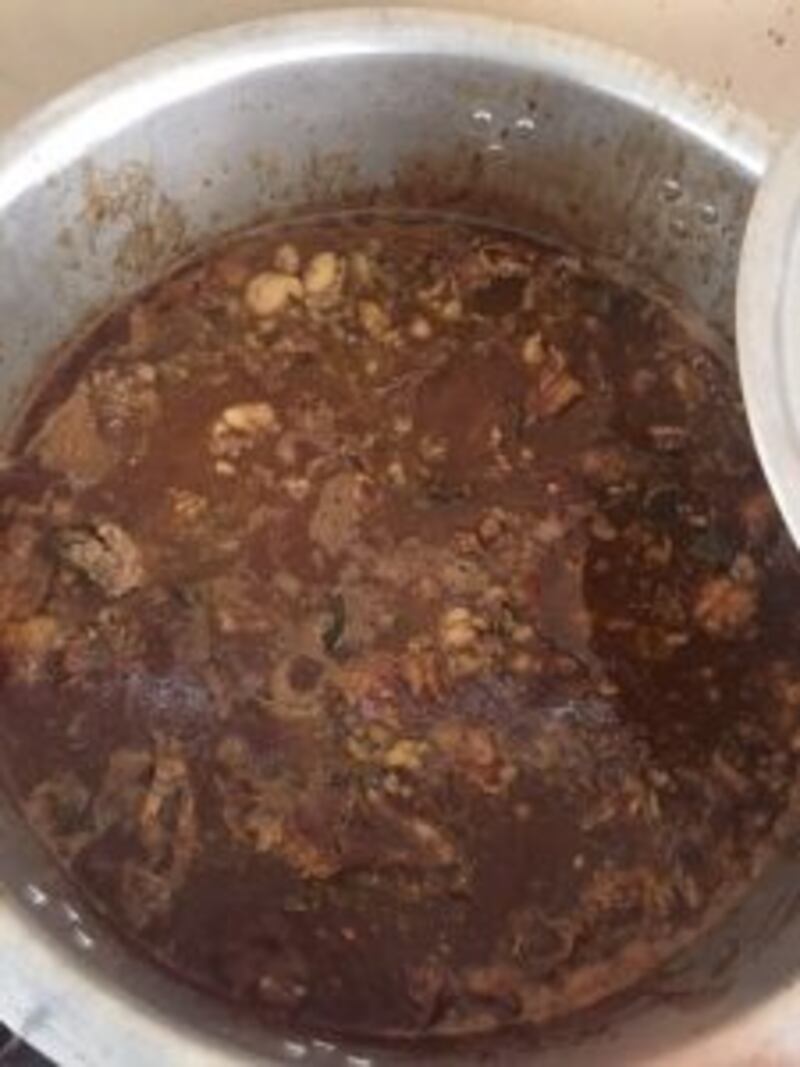 كيف يتم تحضير الخل العُماني الذي تشتهر به الباطنة؟