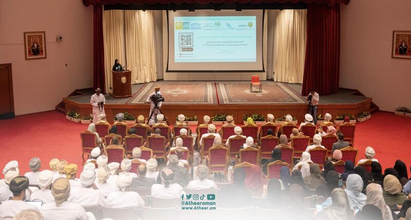 من خلال 111 ورقة: باحثون يناقشون التنشئة الوالدية في ظل وسائل التواصل الاجتماعي