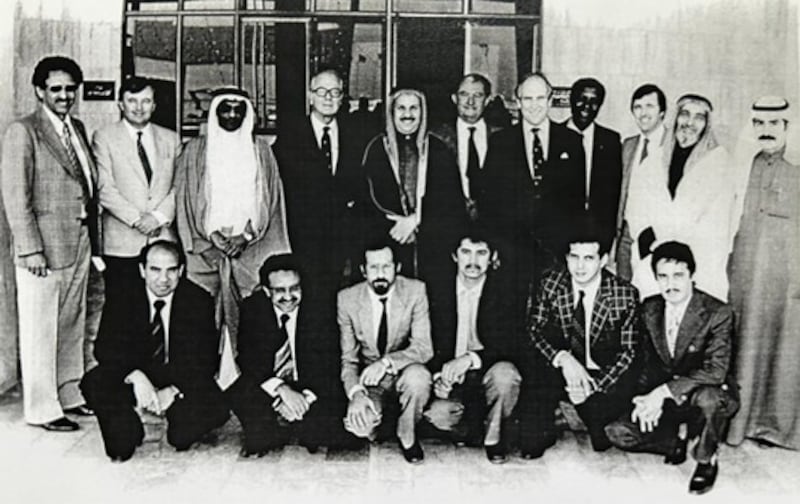 الدكتور محمد جعفر مع الأطباء الستة الذين نجحوا في امتحان الزمالة عام 1983