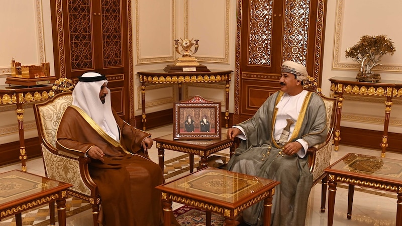 وزيرُ المكتب السُّلطاني يودع السفير الإماراتي