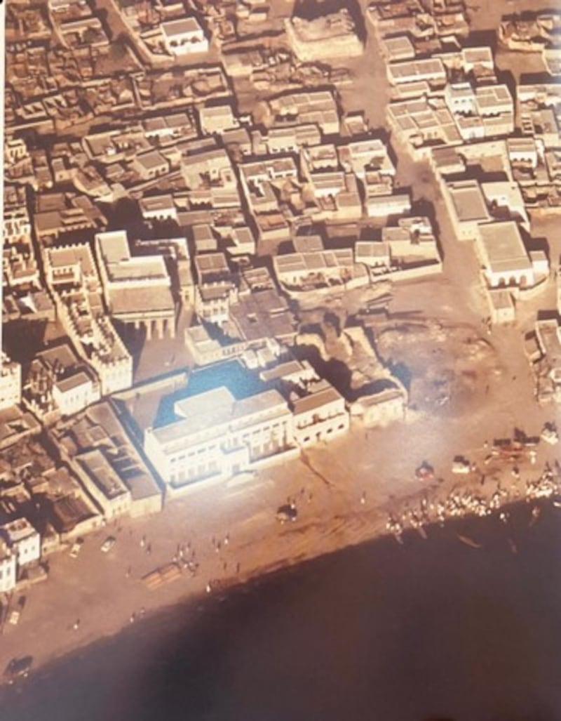 صورة تعود إلى شاطئ مطرح نهاية الستينيات وتبدو فيها المدرسة بعلمها الأحمر