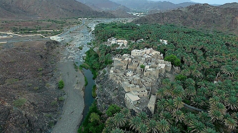 بالصور: القرية العمانية ذات المياه الوفيرة والأشجار الوارفة والآثار القديمة
