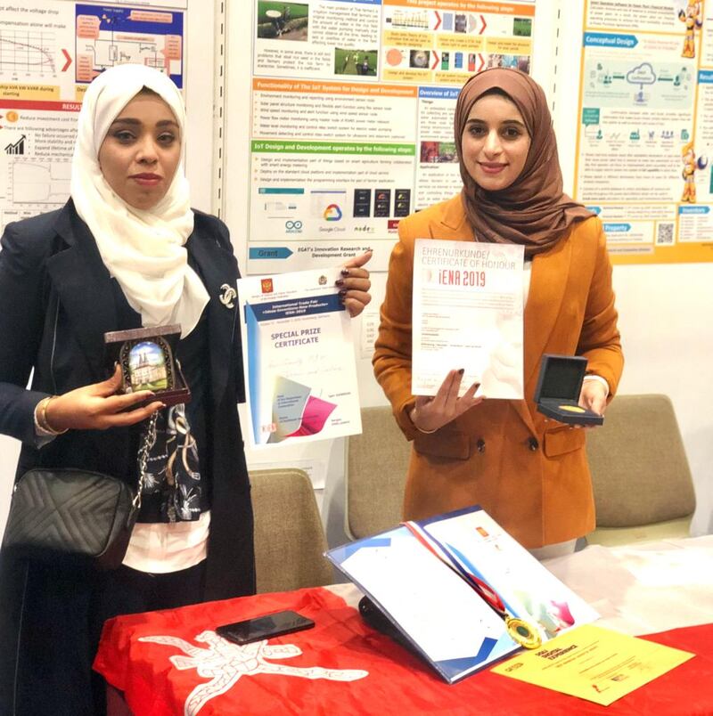 هل تتخلص من نواة التمر؟ عُمانيتان حوّلنها إلى مشروع ناجح حصد جوائز عالمية