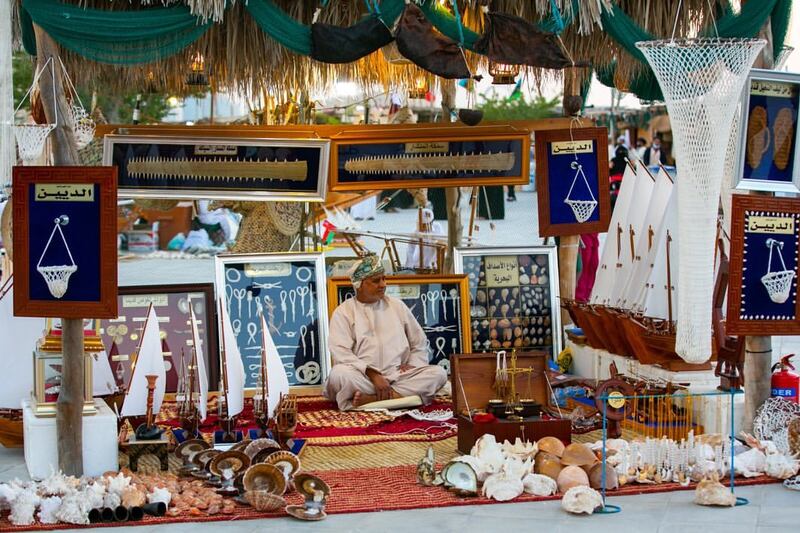 مواطن يُنشئ متحفًا مصغرًا لأدوات بحرية قديمة