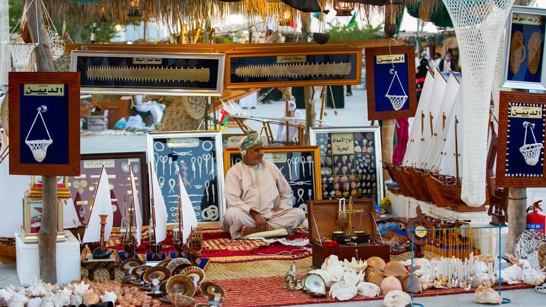 مواطن يُنشئ متحفًا مصغرًا لأدوات بحرية قديمة
