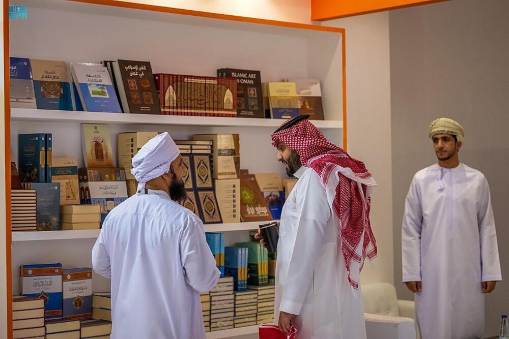 أقدم مخطوطة عمانية تبهرُ زوار معرض الرياض