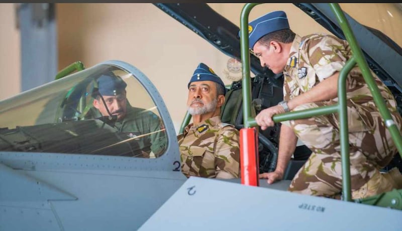 جلالة السلطان يزور قاعدة ثمريت الجوية