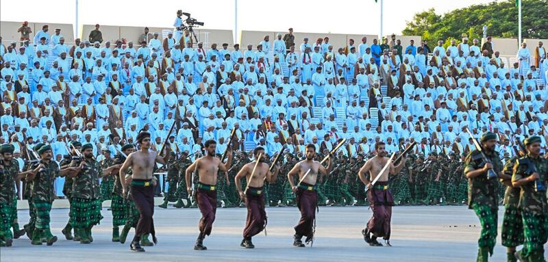 بالصور: جلالة السلطان المعظم يشمل برعايته العرض العسكري