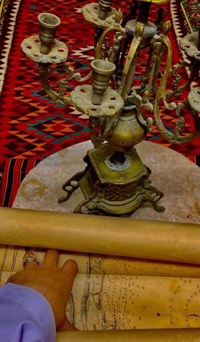 مقتنياته تُدهشك بندرتها: مواطن عُماني يحوّل منزلًا قديمًا إلى مُتحف ينتظر زيارتك