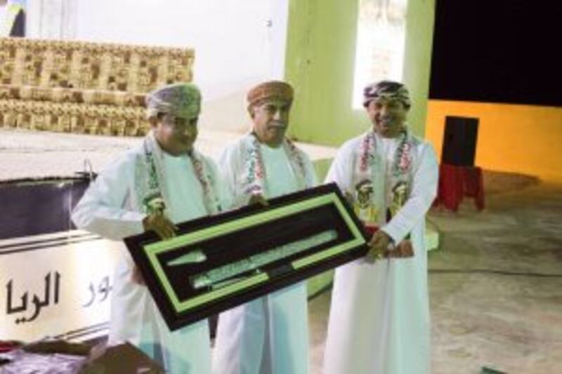 فريق المعمور ببهلاء يحتفل بالعيد الـ 46 بأمسية شعرية