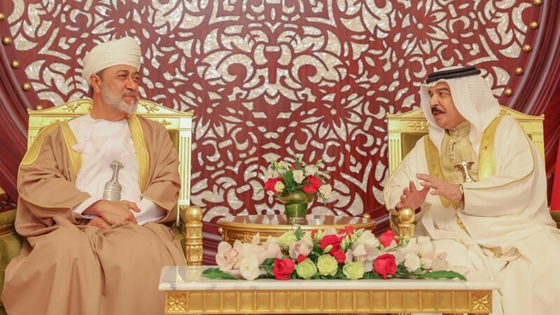 جلالة السلطان يهنئ ملك البحرين