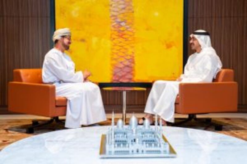 رئيس الإمارات يمنح سفيرنا وسامًا من الطبقة الأولى