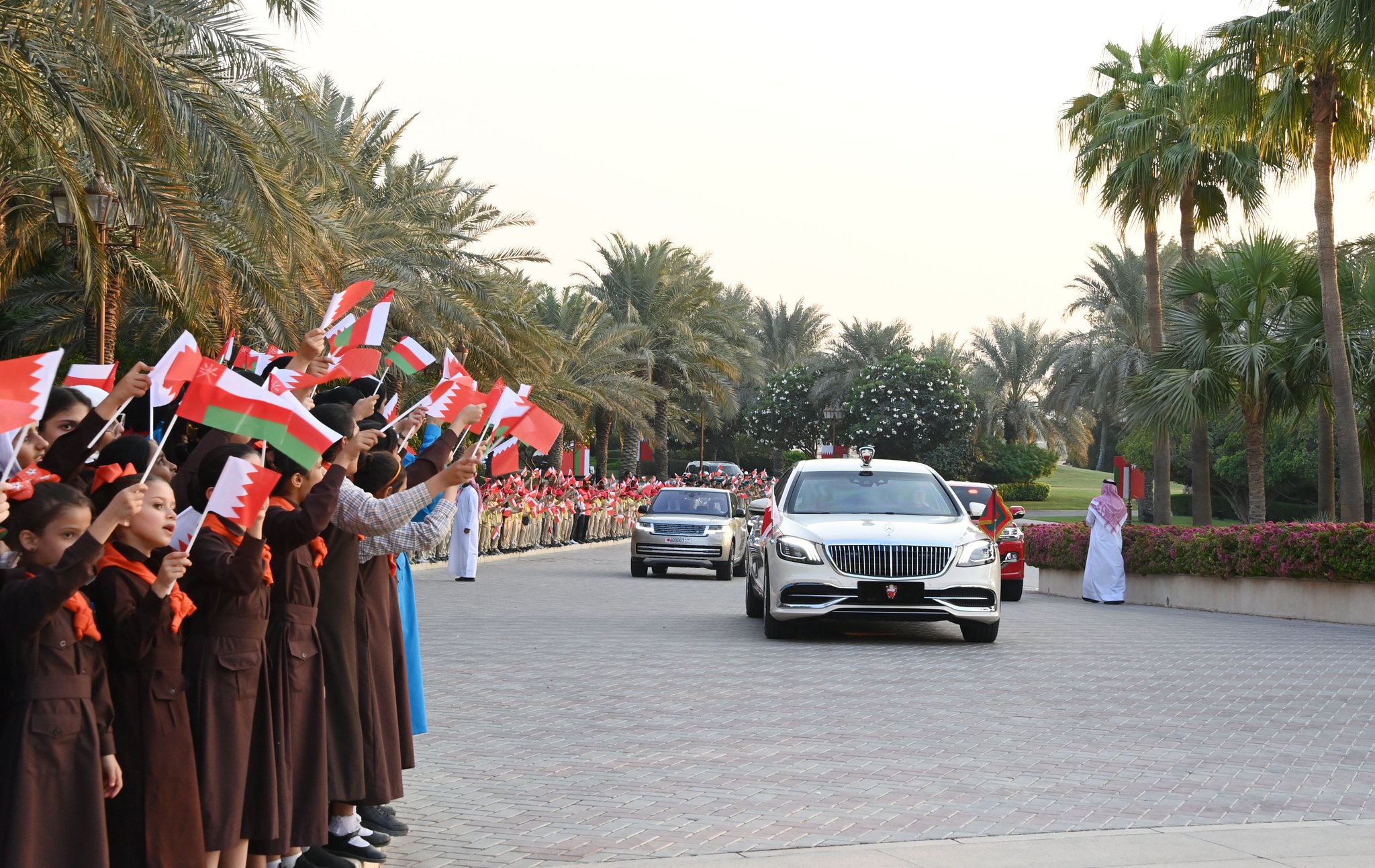 صور من مراسم استقبال جلالة السلطان في البحرين