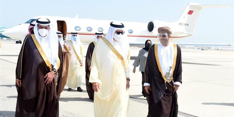 وزير الخارجية البحريني يصل السلطنة