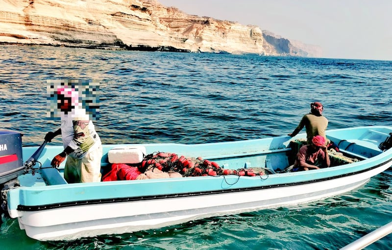 بالصور: عماني ووافدان يخالفون قانون الصيد البحري