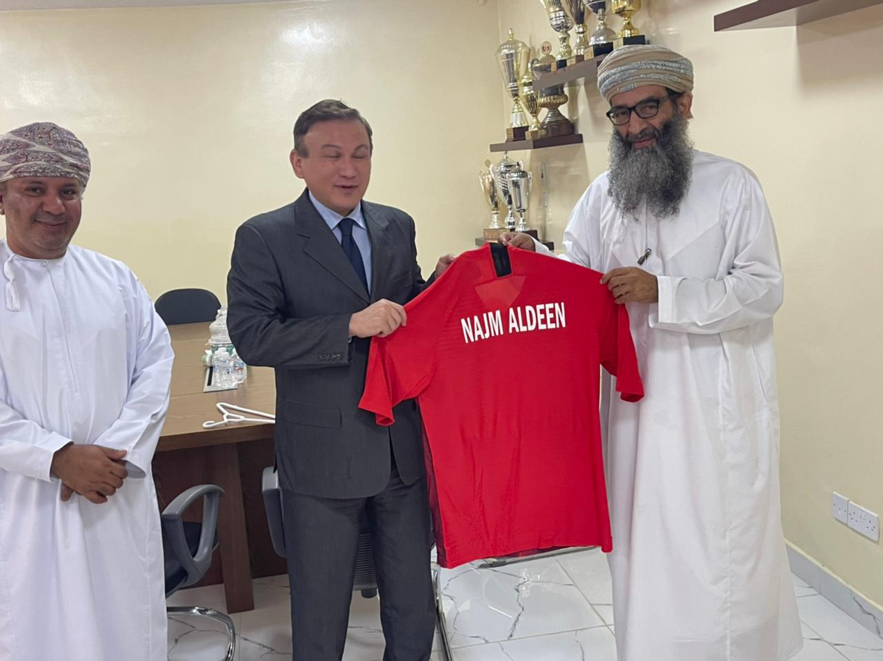السفير الكازاخستاني يبحث التعاون الرياضي المشترك مع نادي مسقط