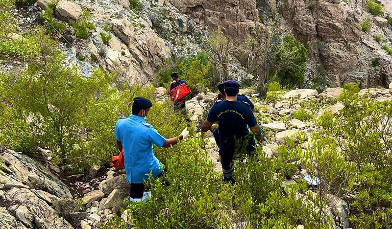 سقوط مواطن من مرتفع جبلي