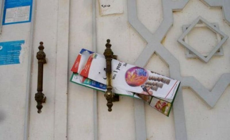 منشورات يوزّعها وافدون على المنازل: مواطنون يذكرون رأيهم فيها.. وقانوني يوضح حولها