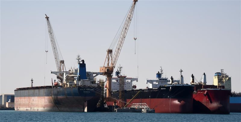 ميناء الدقم يستقبل معدات خاصة للبدء في مشروعات حقول النفط