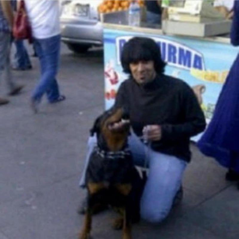 كان مطلوبًا من الإنتربول: قصة الشاب العماني “موتو” من القضبان الحديدية إلى الحرية والأمان