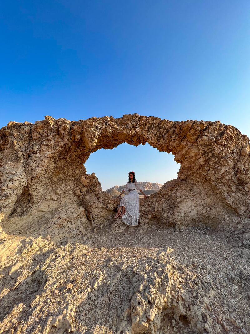 مقيمة تجوب الأماكن السياحية وتُعرّف الآخرين بجمال الطبيعة العمانية عبر حساباتها