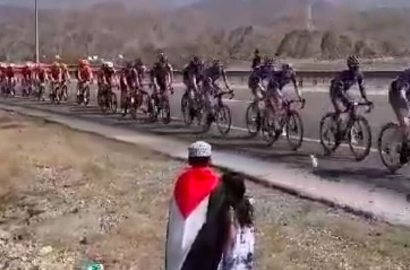 بعد التباين في الآراء حول المقطع المُنتشر: ما حقيقة رمي الدرّاجين المشاركين في طواف عُمان علب المياه على الطفلين؟ 
