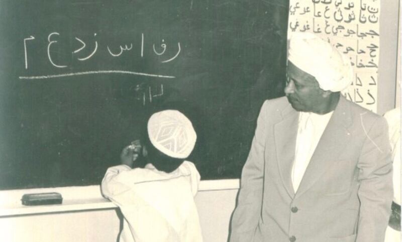 “من رموزنا”: الأستاذ العُماني الذي أسهم في مسيرة التعليم بالسلطنة وتلقّى تكريمًا من جلالة السلطان