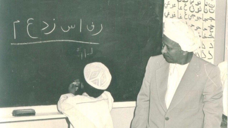 “من رموزنا”: الأستاذ العُماني الذي أسهم في مسيرة التعليم بالسلطنة وتلقّى تكريمًا من جلالة السلطان