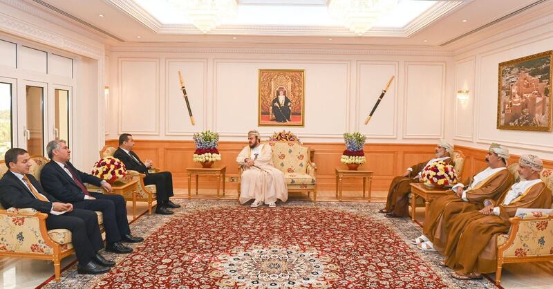 جلالة السلطان يتلقى رسالة خطية من الرئيس الجزائري