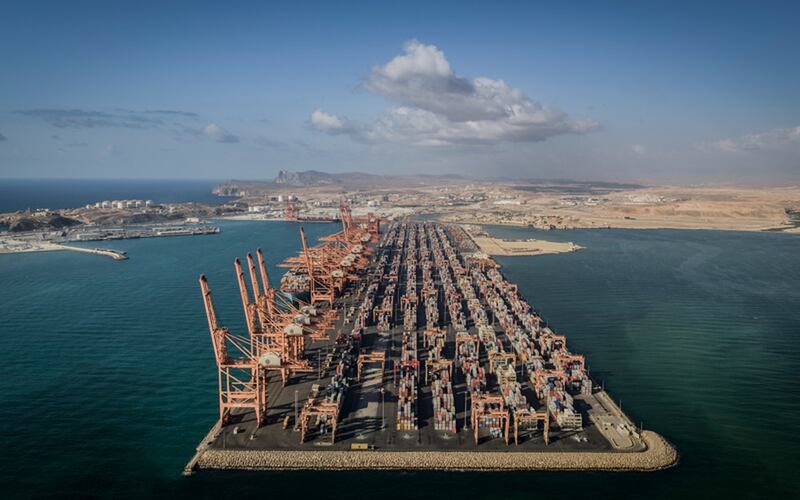 استمرار ارتفاع الإيرادات، وتوجيه الفائض لخفض الدين العام