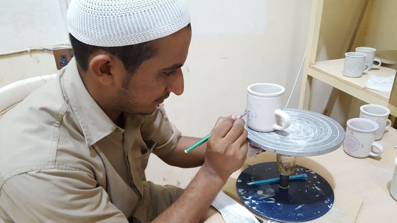 شاب عُماني يجمع بين الطين لصناعة الفخار والماء لإطفاء الحرائق