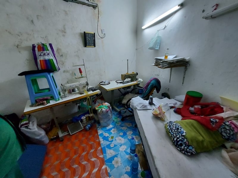 بالصور: إغلاق منزل وافدين في مطرح