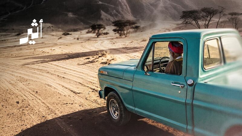 أدخلها أحد التجار: تعرّف على أول سيارة دخلت للسلطنة