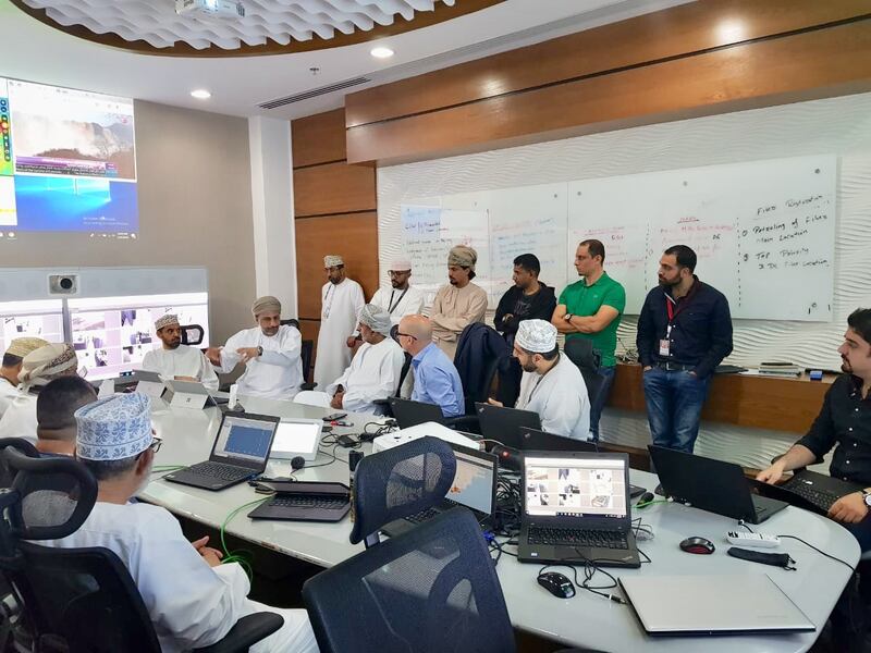 عمانتل وأوريدو تعيدان خدمات الاتصالات في الولايات المتضررة بظفار