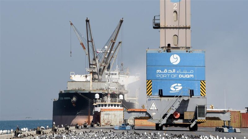 ميناء الدقم يستقبل معدات خاصة للبدء في مشروعات حقول النفط