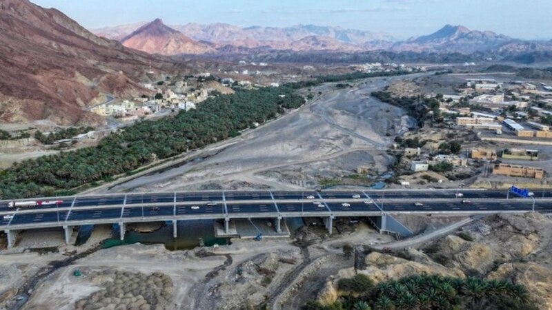 خطوة نحو التعمين: “النقل” توظف 333 عمانيًا في الشركات العاملة في مشروعات الطرق
