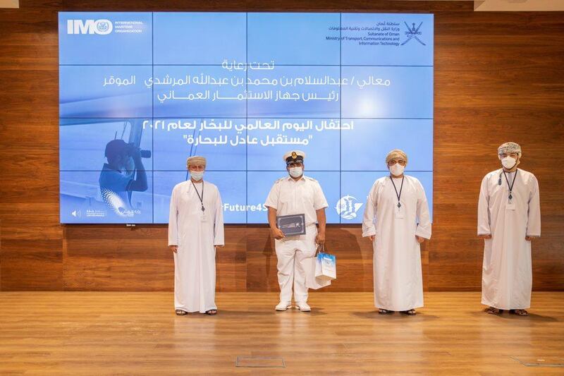 تكريم بحارة عمانيين بمناسبة يوم البحار العالمي